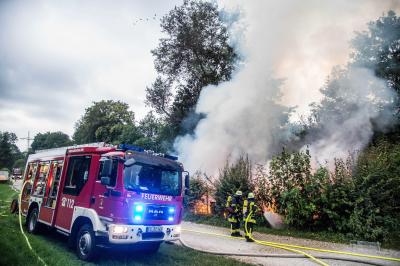 Plochingen: Gartenhuette an der B10 in Vollbrand - Mehrere Feuerwehren im Einsatz